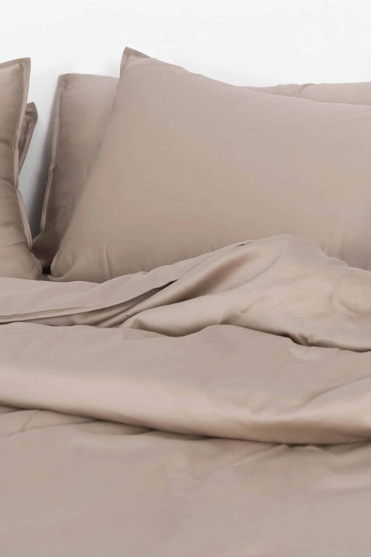 Rose Dust quilt set with white background