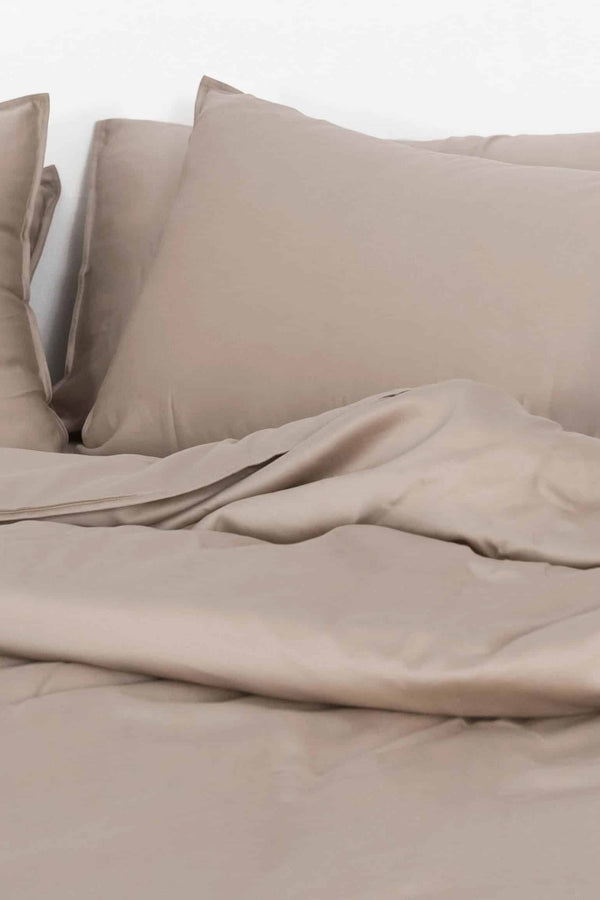 Rose Dust quilt set with white background